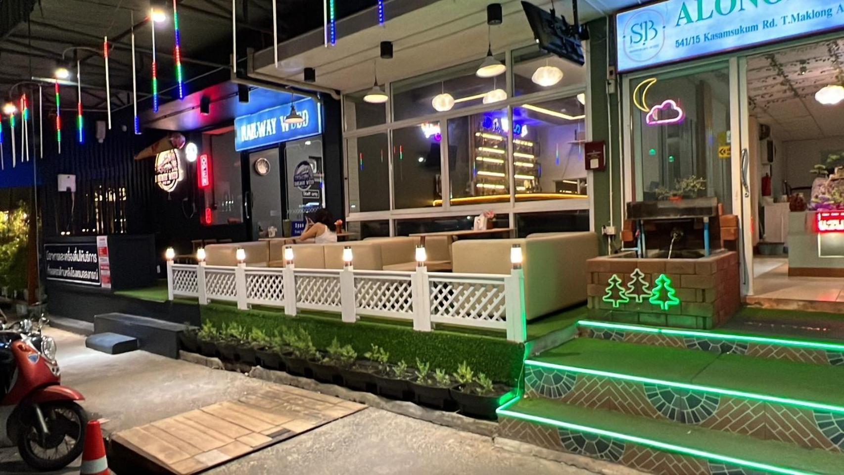 Alongkorn Hotel By Sb Samut Songkhram Bagian luar foto