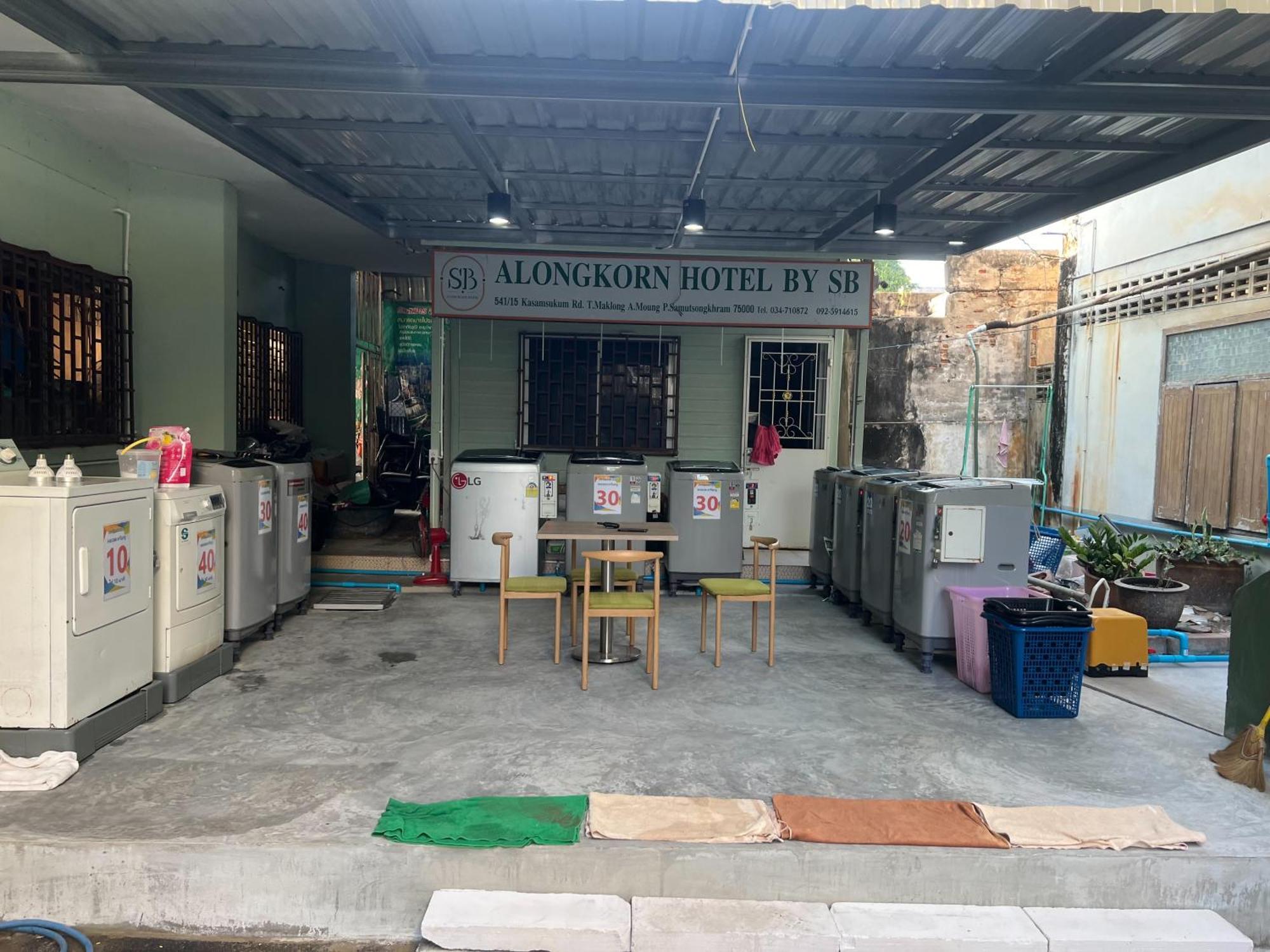 Alongkorn Hotel By Sb Samut Songkhram Bagian luar foto